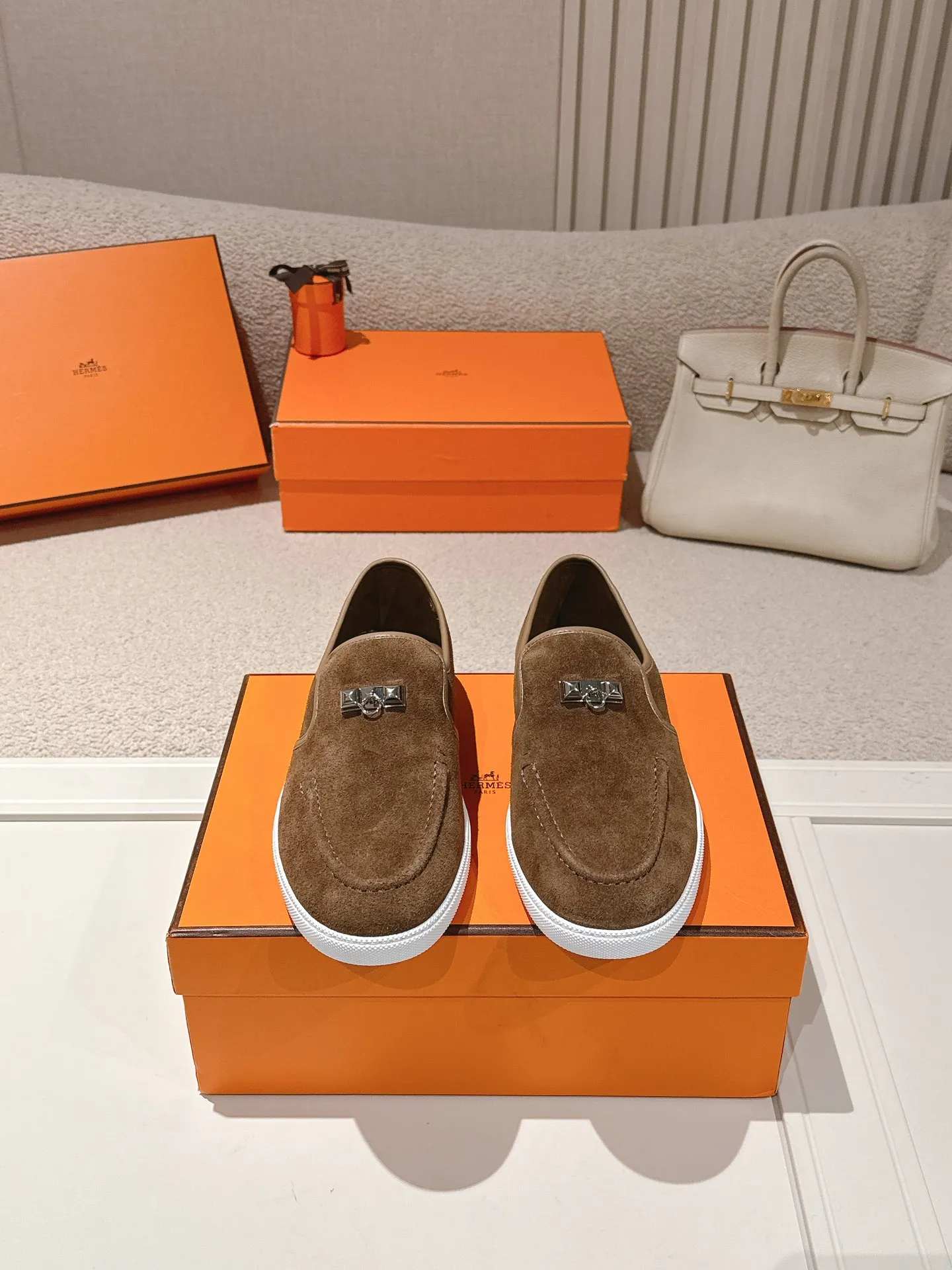 Men's Men's Shoes 600💰 Hermes# Couple Studded Loafers Calfskin and suede goatskin lace-up free sneakers with signature "H" detail. The design is simple and smooth, creating a fashionable urban look. It is comfortable and versatile. H family classics are not outdated, and the delivery counter is exquisitely packaged🛍📦 Fabric: Original customized imported first-layer cowhide/cow down Lining: Imported soft sheepskin Sole: Original open-molded anti-slip TPU material Size: 35-45